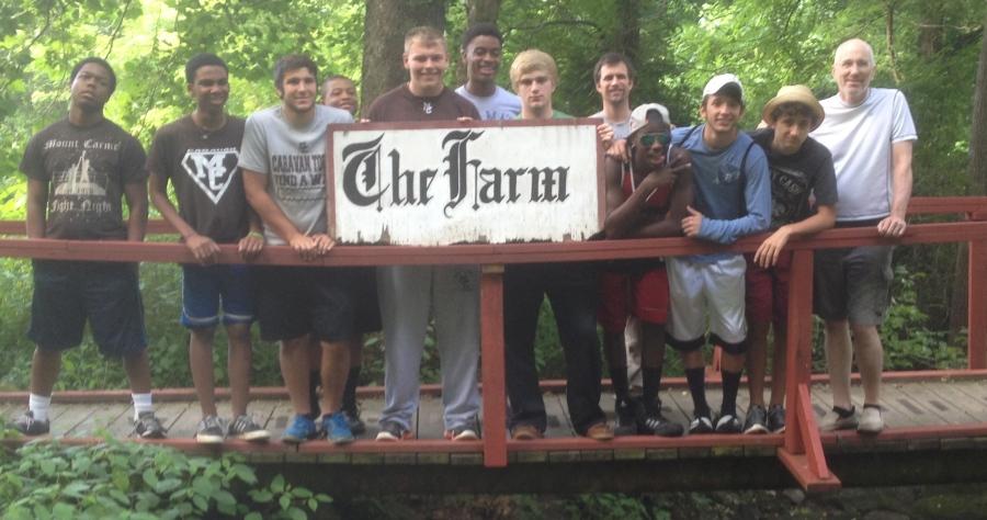 Br. Dave Semmens (far right) along with Mr. Kevin Hansen (fifth from right) joined students in their summer service trip to Glenmary Farm.