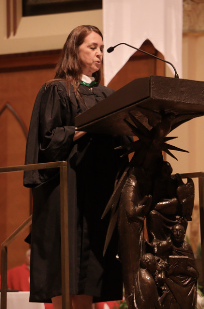 Mrs. Chappetto speaks at Holy Name Cathedral on May 14, 2024, as the first woman to give an MC commencement address. 
